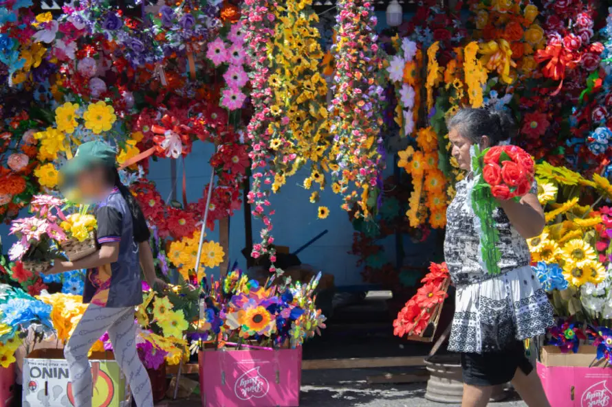 Flores, colores y memorias: los salvadoreños se preparan para honrar a sus difuntos este domingo