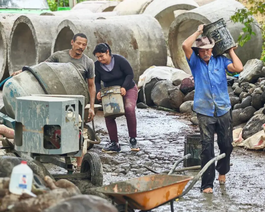 Una comunidad en Ahuachapán construye y financía un puente para mejorar su conectividad