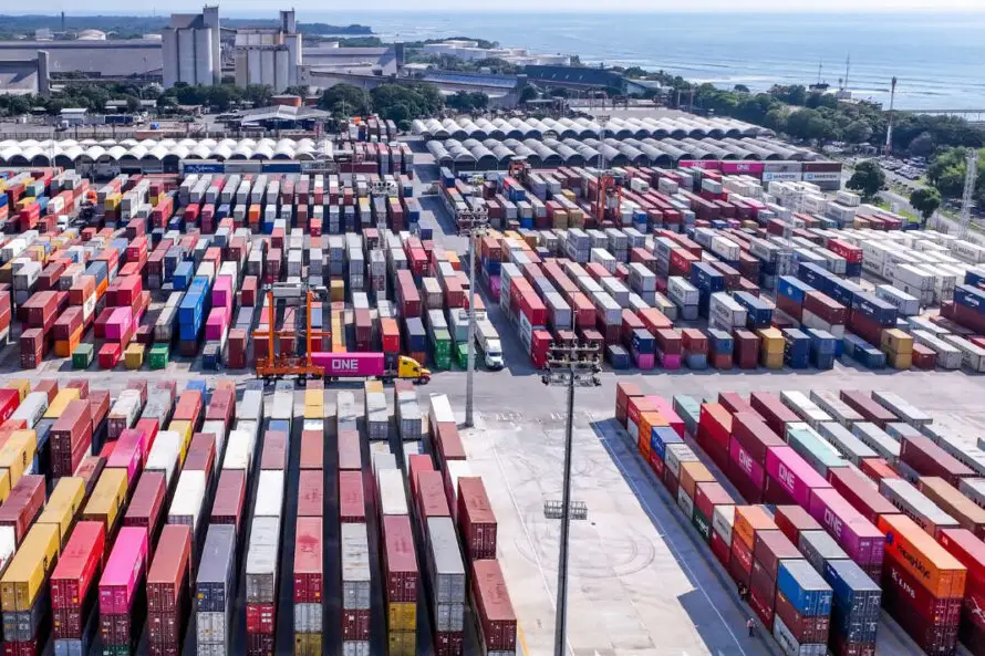 Exceso de contenedores vacíos complica las operaciones en el Puerto de Acajutla