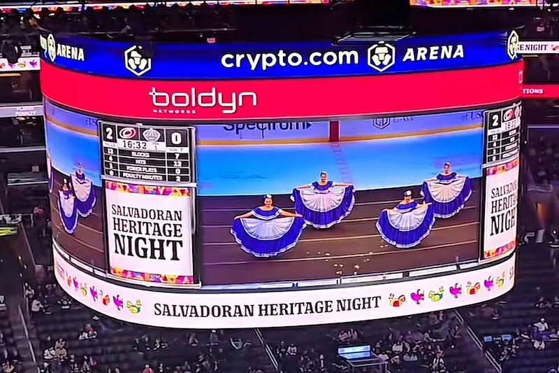 “El sombrero azul” sonó en la NHL: Los Angeles Kings celebran la Noche de la Herencia Salvadoreña
