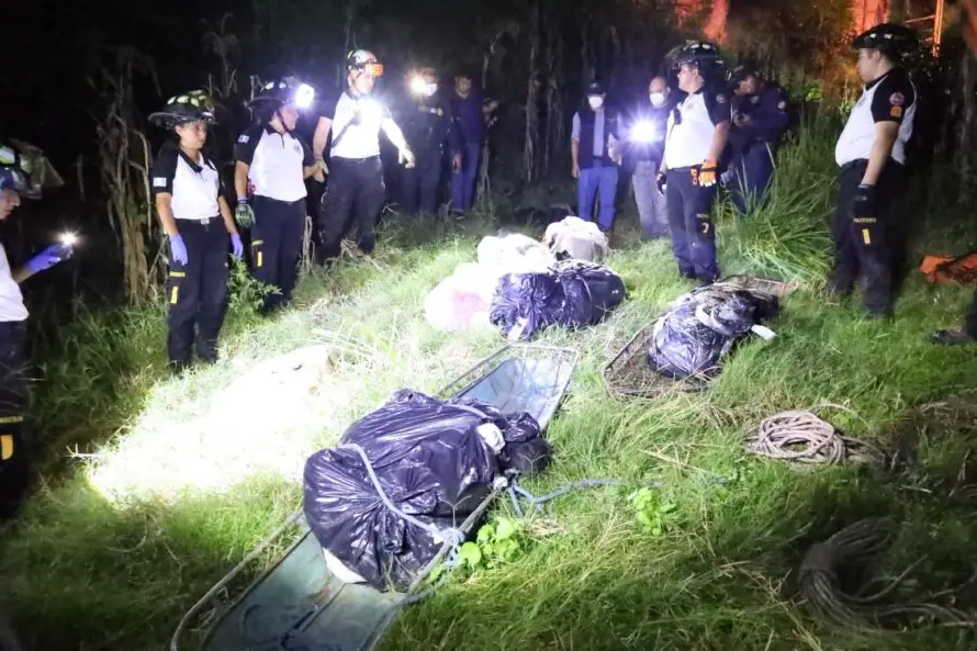 Hallan ocho cadáveres en bolsas bajo un puente en Palencia, Guatemala