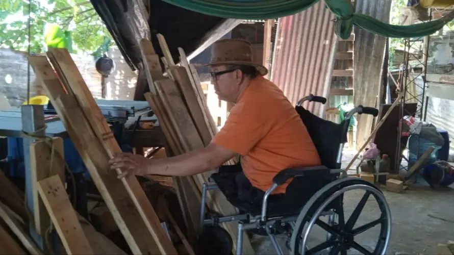 Don Lisandro: el carpintero salvadoreño que volvió a empezar tras perder sus piernas