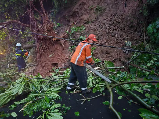 Alertan de posibles deslizamientos de tierra en carreteras y poblaciones de occidente y La Libertad