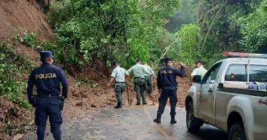 Lluvias causan derrumbe en carretera a Comasagua, el paso está cerrado, informó PNC