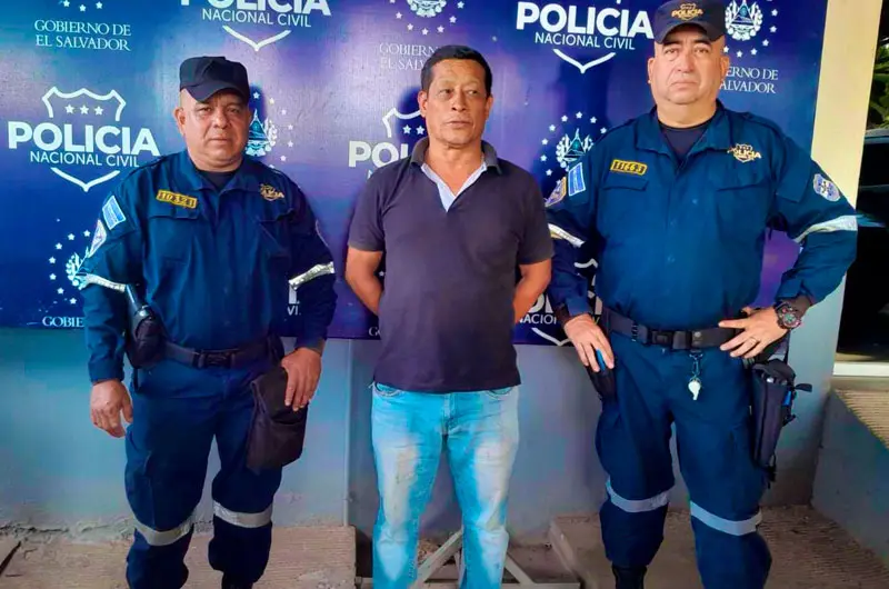 Conductor de autobús invade acera y mata a una mujer en Ahuachapán