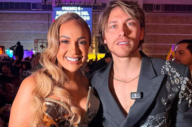 Aldo De Nigris envía saludo especial a sus fanáticas salvadoreñas y posa junto a Elena Villatoro en los Premios Eliot 2025