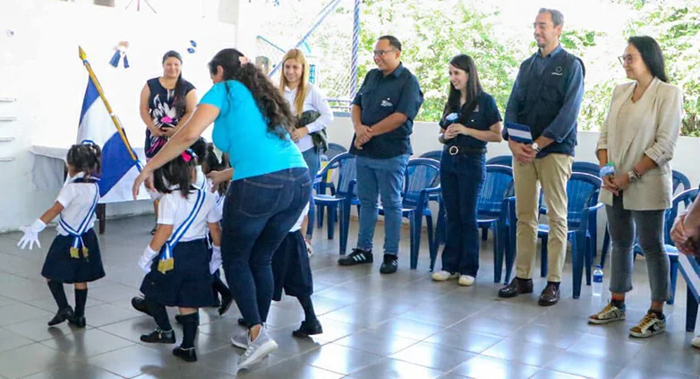 Embajador de la UE visita a niños de Granja Penitenciaria de Izalco: "Los niños en cualquier contexto merecen lo mejor"