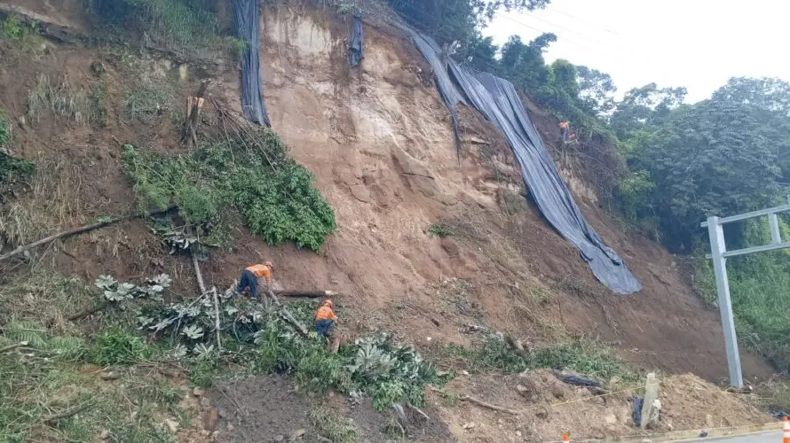 Trabajos en derrumbes de tramos de Los Próceres y Planes de Renderos informa el MOP