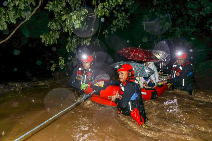 Evacúan a familia en La Unión por inundaciones tras intensas lluvias