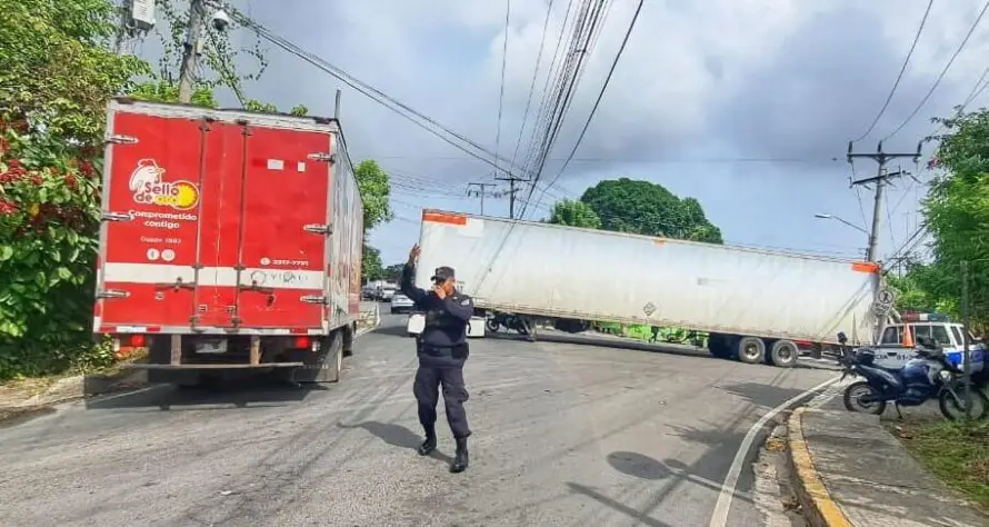 Una rastra choca contra un poste del tendido eléctrico en Soyapango