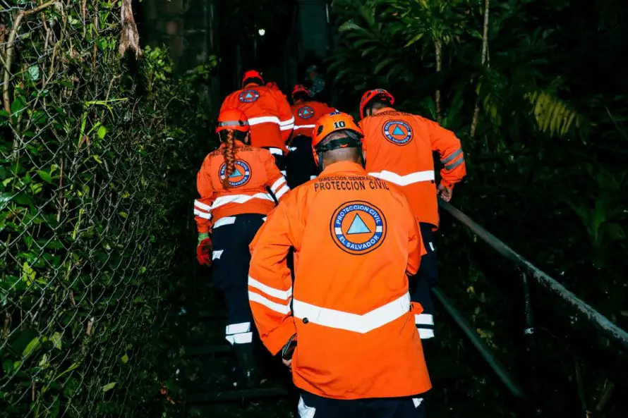 Evacuan a familias en Los Planes de Renderos tras colapso de un puente peatonal