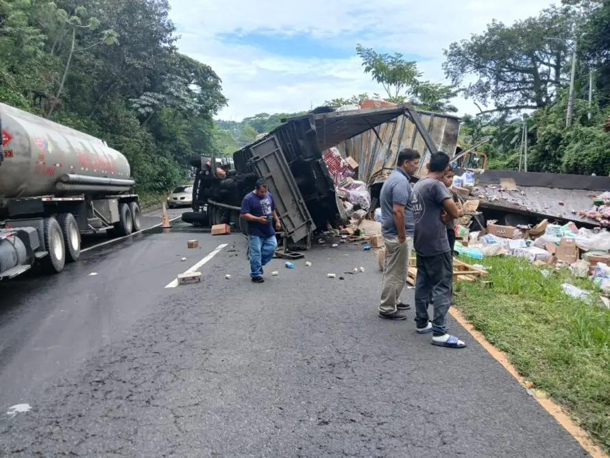 Múltiple choque deja un dos muertos y varios lesionados en Santo Domingo, San Vicente