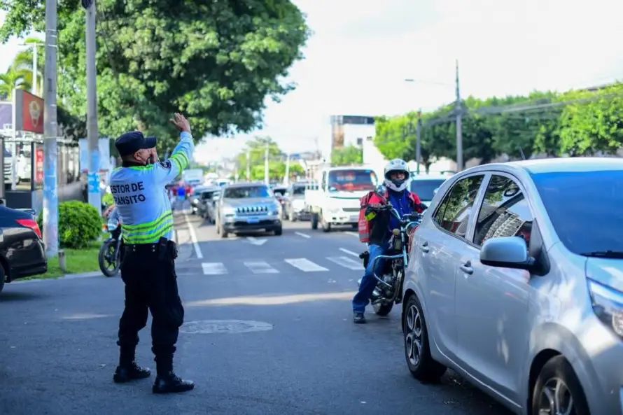 Un centenar de gestores de tráfico ya están distribuidos en el AMSS por partido de El Salvador-Guatemala 