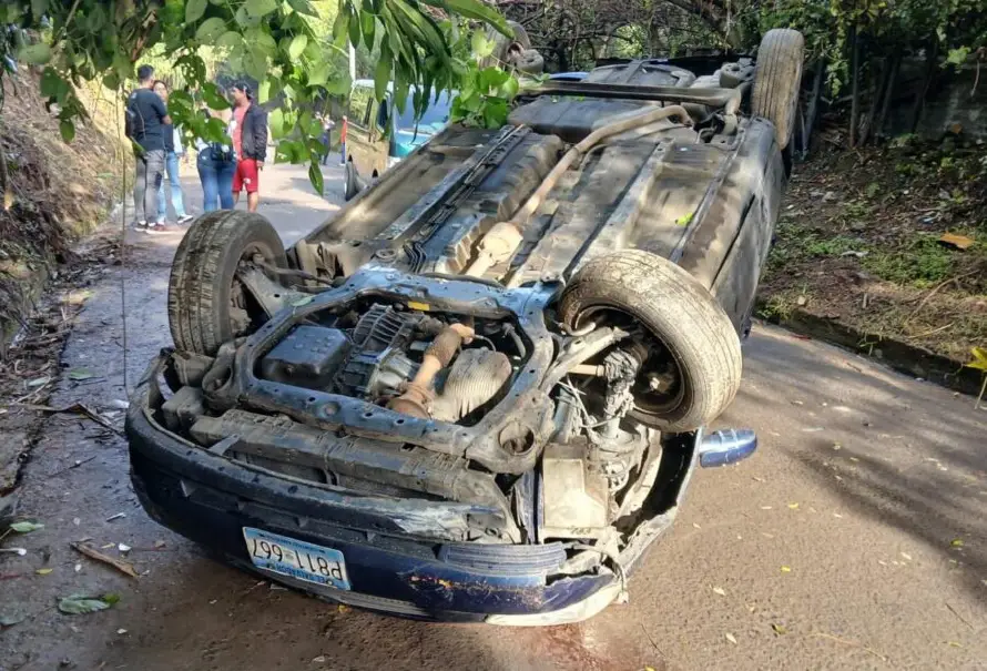 Microbús choca con un carro y deja varios lesionados en accidente vial en Colón