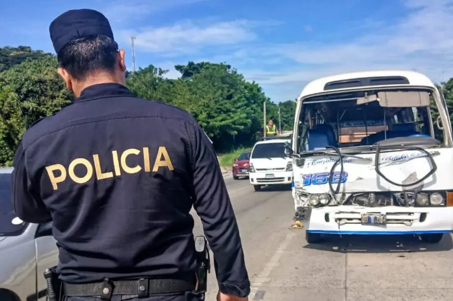 Choque entre un microbús y camiones deja a dos pasajeras lesionadas en carretera Los Chorros