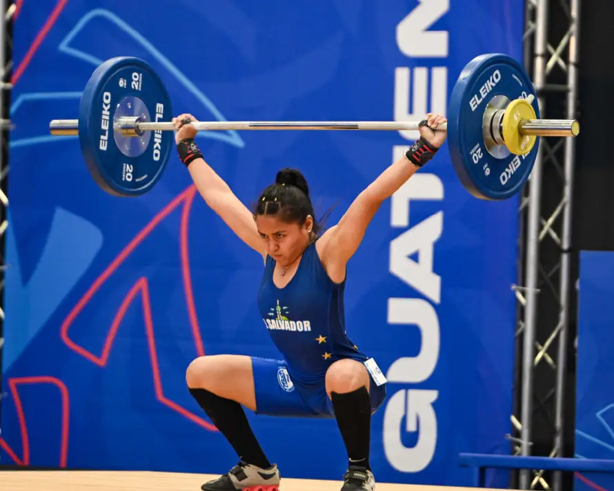 La pesista salvadoreña July Mendoza conquista su tercer oro en los Juegos Centroamericanos 2025