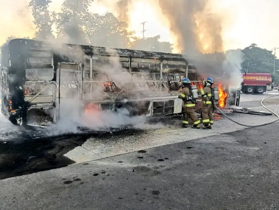 Un bus se incendia por desperfectos mecánicos en Colón