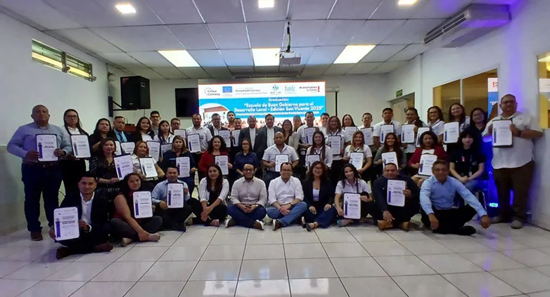 Gradúan a 41 funcionarios municipales en la "Escuela de Buen Gobierno" con apoyo de la UE, Funde y otras organizaciones