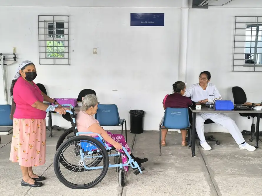 Uno de cada cuatro salvadoreños espera hasta seis horas para ser atendido en el sistema público de salud