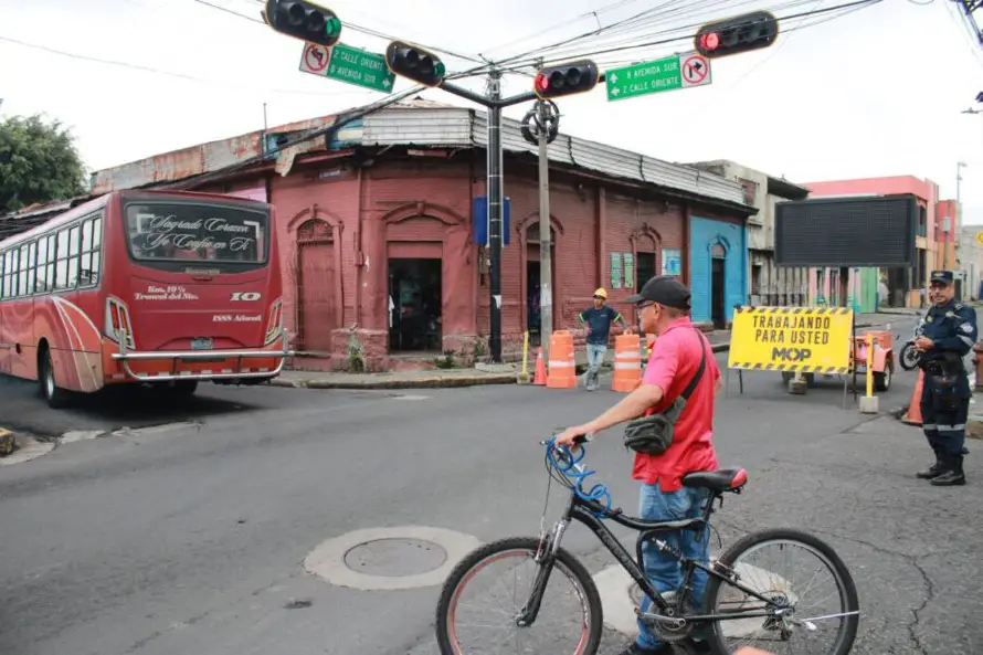 Cambios de recorrido en el centro de San Salvador causa incertidumbre en usuarios por tiempos de llegada