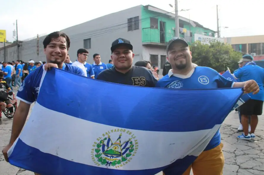Salvadoreños tiñen de azul el Cuscatlán entre cánticos y esperanza rumbo al Mundial 2026
