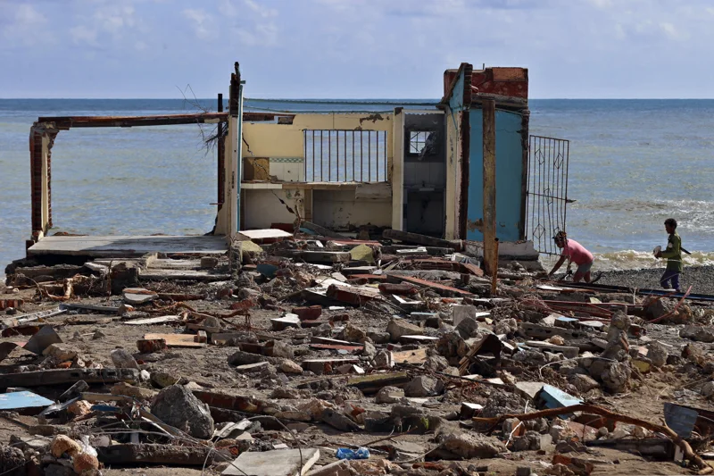 Bomberos, militares, médicos y expertos en salvamento acuático entre los 300 rescatistas salvadoreños que irán a Jamaica