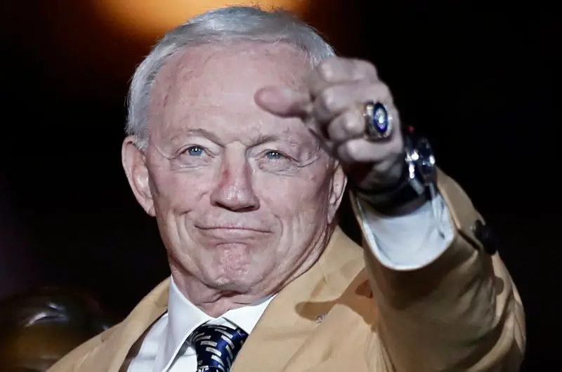 La NFL multa con 250.000 dólares a Jerry Jones, dueño de Cowboys, por gesto obsceno