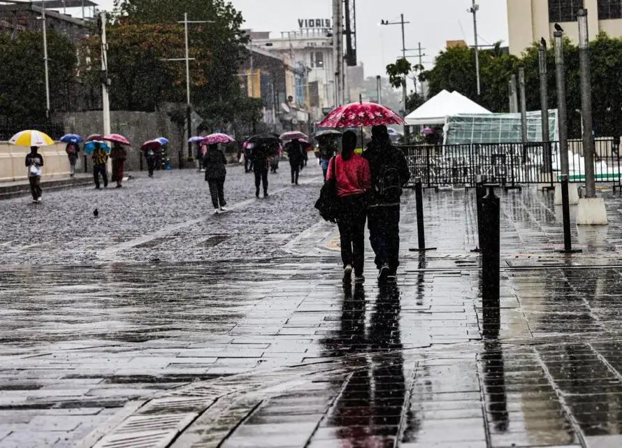 Un nuevo "campo depresionario" mantendrá lluvias el fin de semana y las incrementará a partir del lunes