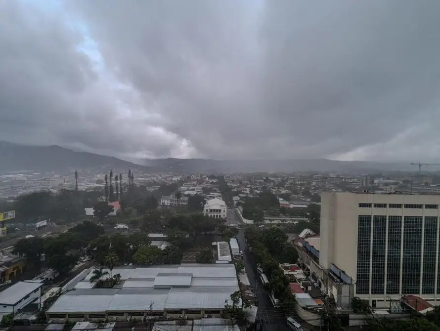Emiten alerta verde por aumento de lluvias a causa de una baja presión frente a las costas centroamericanas