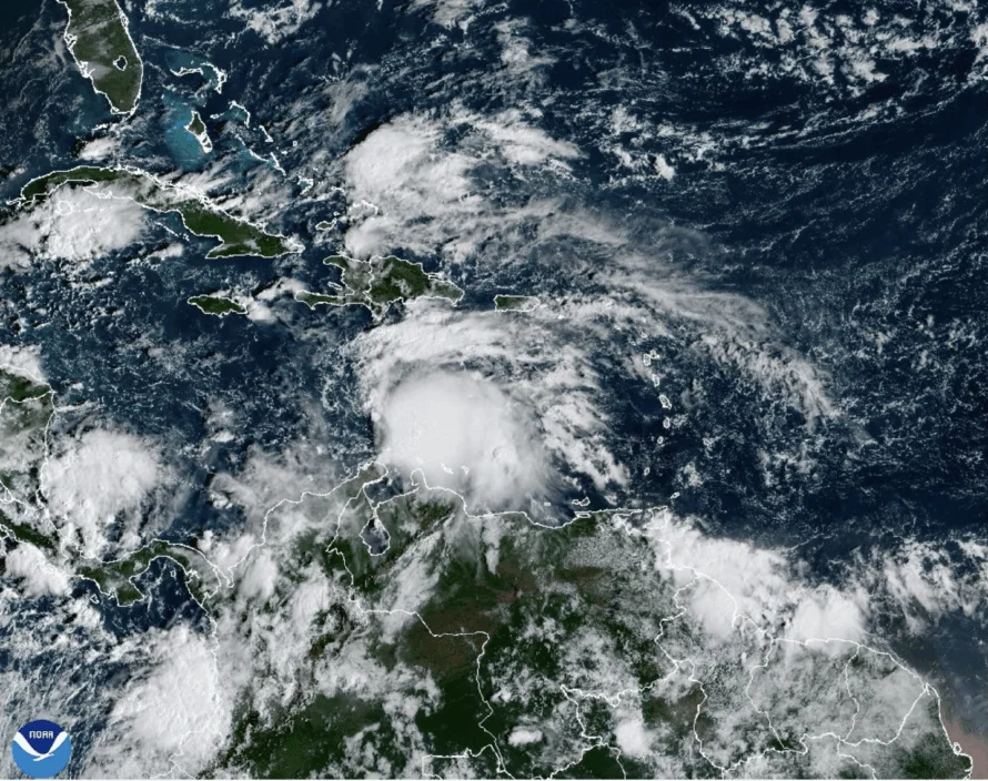 Baja presión en el Caribe podría convertirse en tormenta tropical este martes
