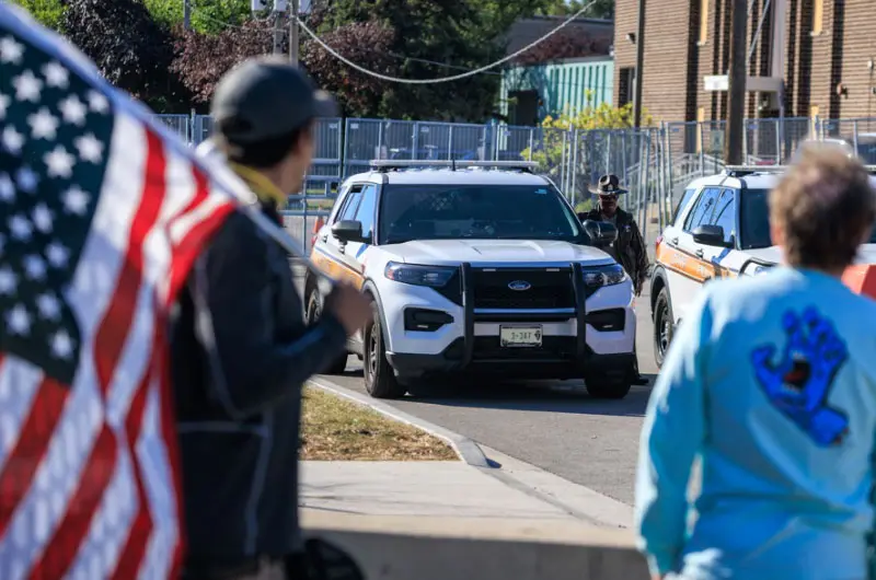 Jueza de Chicago prohíbe a ICE usar la fuerza contra prensa y manifestantes