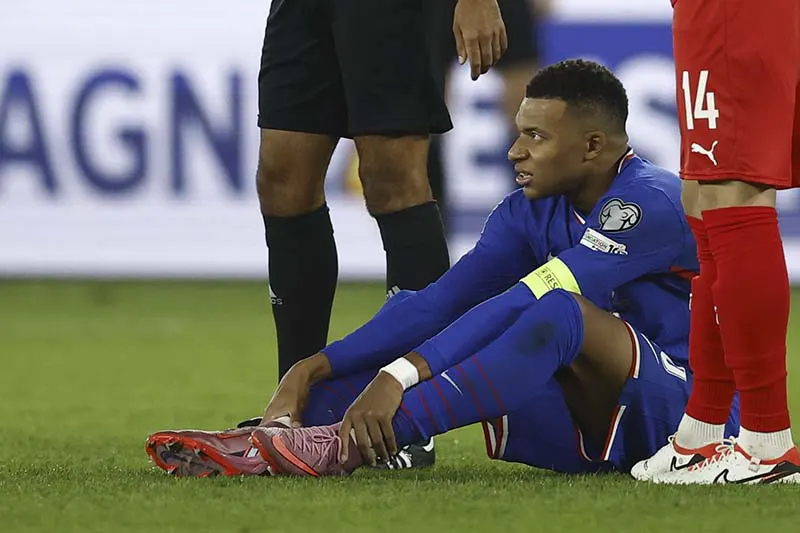 Mbappé no jugará con Francia el domingo por los exámenes de su tobillo previstos en Madrid