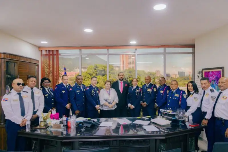 Milagro Navas recibe "medalla al mérito internacional" por la Federación Dominicana de Policías Municipales