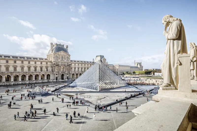 Asalto en el Museo del Louvre en Francia: Roban joyas de Napoleón y Josefina