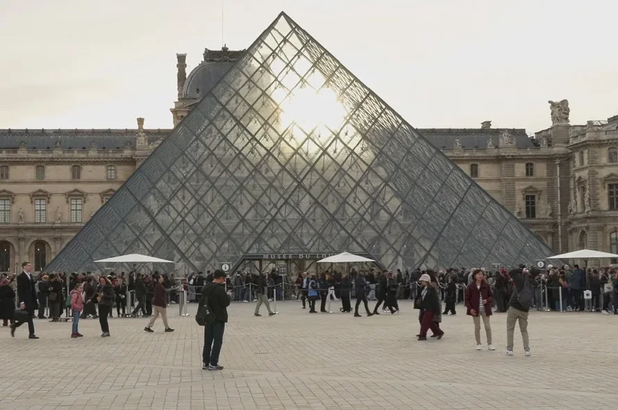 Robo en el Louvre: más de 150 pruebas analizadas para dar con los ladrones de las joyas de la corona de Francia