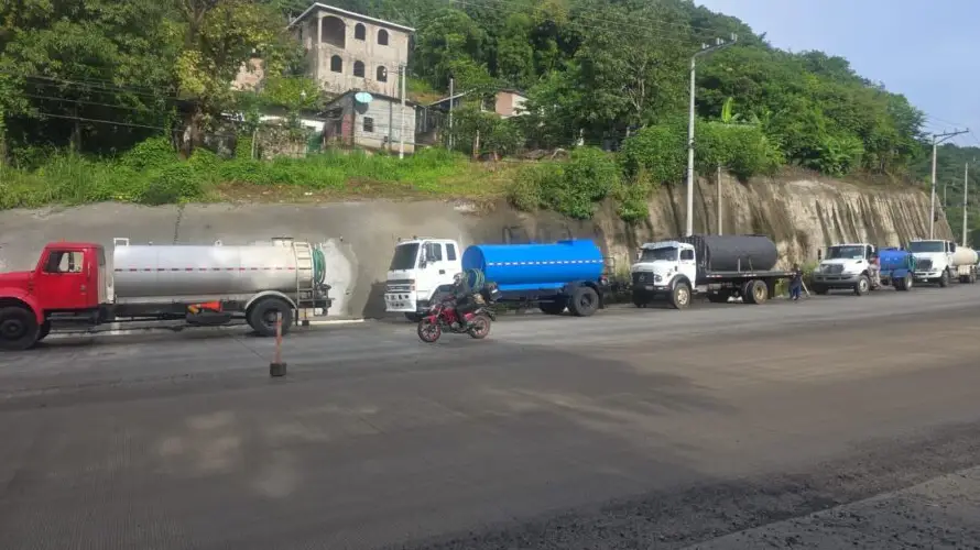 MOPT y ANDA distribuyen agua en bolsa y pipas a habitantes del Puerto de La Libertad por corte de servicio
