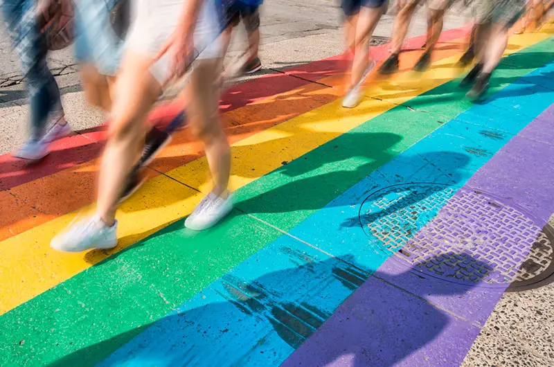 Texas retirará fondos a las ciudades con pasos peatonales pintados con la bandera LGTBIQ+