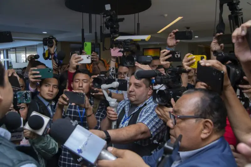 APES reporta 43 periodistas salvadoreños exiliados este año, el 85 % tenía miedo a una posible captura