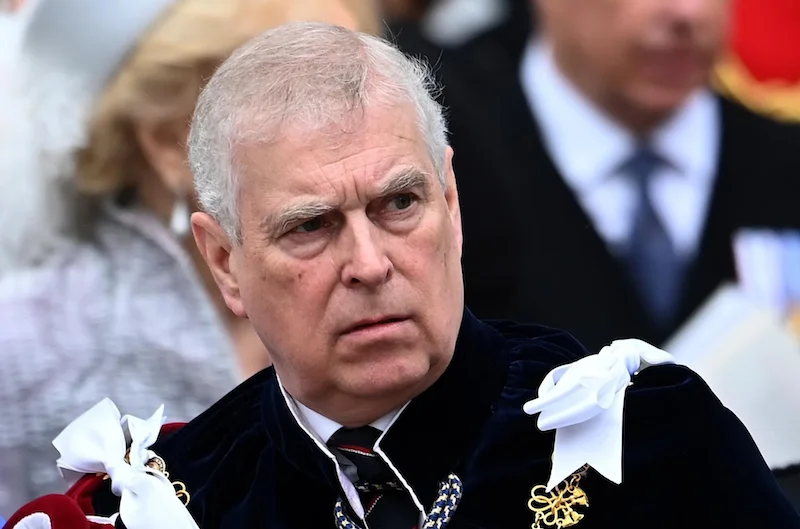 El rey Carlos III retira títulos al príncipe Andrés por escándalo ligado a Epstein