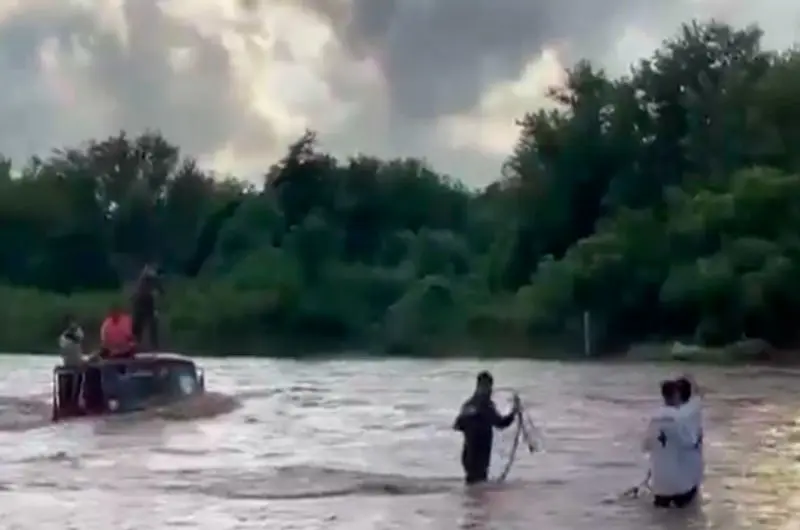 Camión y ocupantes son arrastrados en el río Jiboa en La Paz