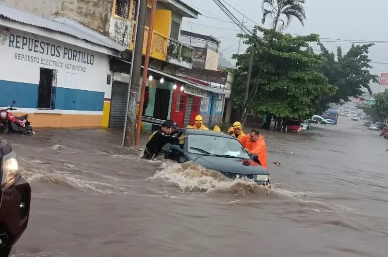 Lluvias causan inundaciones y derrumbes en Santa Ana