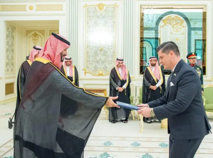 Embajador salvadoreño Ricardo Cucalón Levy presenta sus credenciales al príncipe de Arabia Saudita