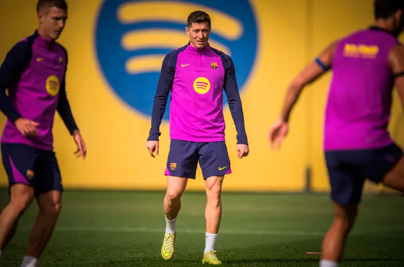 Robert Lewandowski y Dani Olmo regresan a los entrenos con el Barça