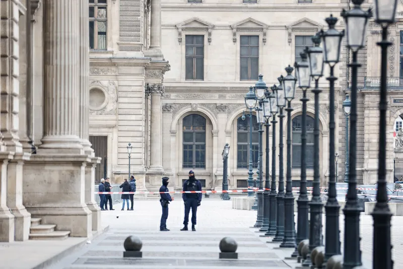 Francia arresta a dos sospechosos del robo en el museo del Louvre