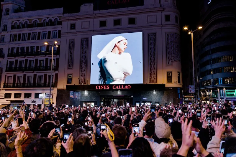 Rosalía revela portada de “LUX” en pleno centro de la capital española