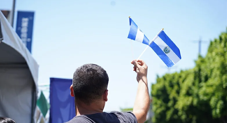 Propuesta mantiene derecho de salvadoreños del exterior a postularse para presidente, alcaldes o diputados