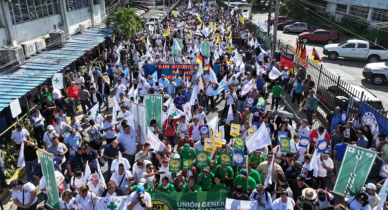 Organizaciones denuncian desarticulación de sindicatos y amenazas, mientras sindicatos cercanos al Gobierno le entregan propuestas