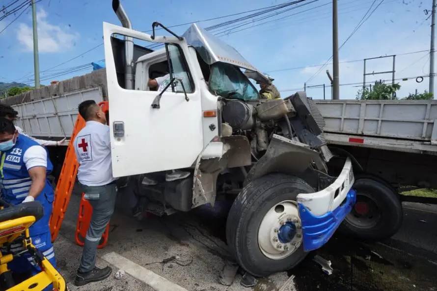 Al menos cinco lesionados deja choque entre dos camiones y dos vehículos en carretera a Comalapa