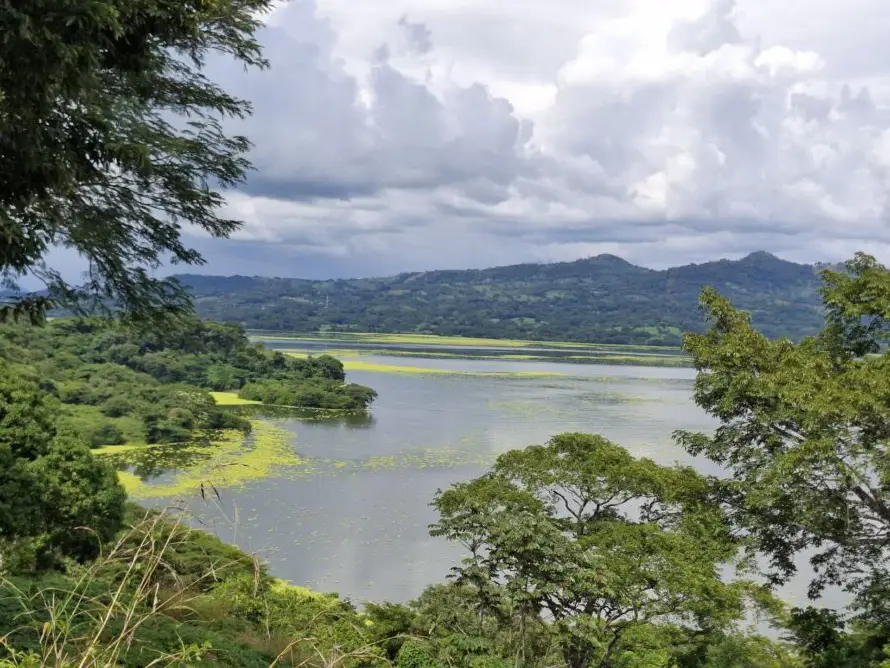 Prevén lluvias este viernes por influencia del flujo del este y vaguadas cercanas a El Salvador
