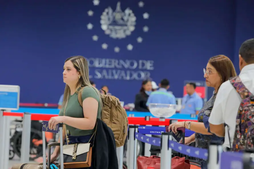 CEPA prevé que más de 770,000 pasajeros transiten por el aeropuerto internacional en la temporada navideña